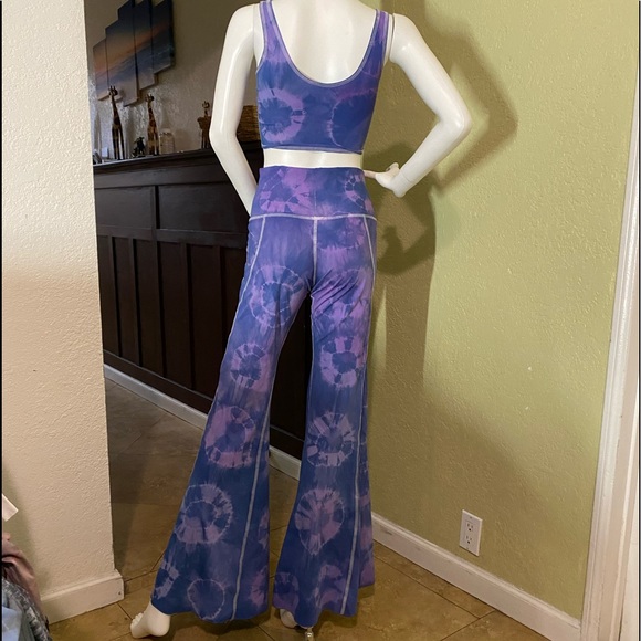 Set 2 pieces bell bottom one of the tops. - Picture 5 of 12